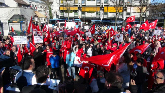 Almanya'daki Türklerden terör karşıtı gösteri